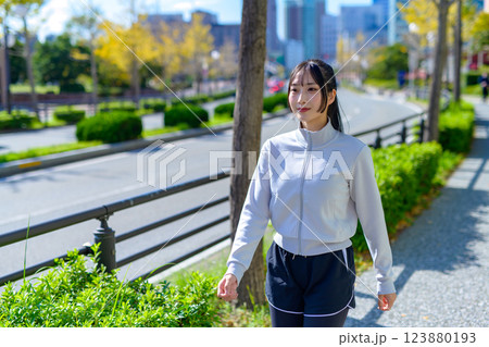 街中をウォーキングするかっこいい女性　エクササイズ　有酸素運動　ダイエット　散歩　 123880193