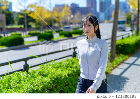 街中をウォーキングするかっこいい女性 エクササイズ 有酸素運動 ダイエット 散歩 街中をウォーキングするかっこいい女性 エクササイズ 有酸素運動 ダイエット 散歩 123880195