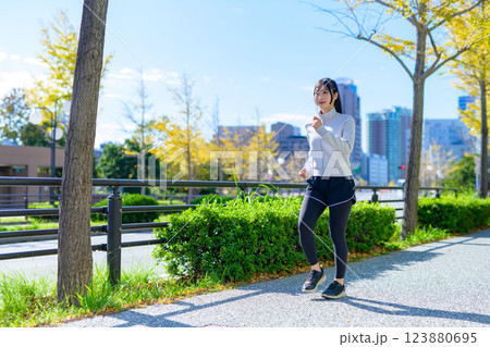 街中をウォーキングするかっこいい女性　エクササイズ　有酸素運動　ダイエット　散歩　 123880695