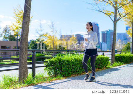 街中をウォーキングするかっこいい女性 エクササイズ 有酸素運動 ダイエット 散歩 街中をウォーキングするかっこいい女性 エクササイズ 有酸素運動 ダイエット 散歩 123881042