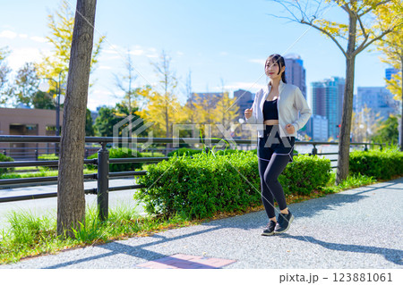 街中をウォーキングするかっこいい女性　エクササイズ　有酸素運動　ダイエット　散歩　 123881061