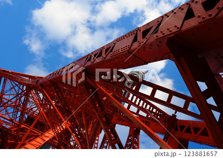東京タワーを下から見上げる変則的な写真 123881657