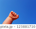 新生児の力強い拳 123881710