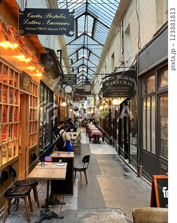 パリのおしゃれな飲食店が集まるパサージュ パリのおしゃれな飲食店が集まるパサージュ 123881813