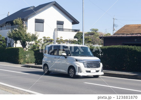 コンパクトカー　ステップワゴン　道路走行 123881870