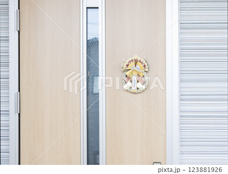 しめ飾り　門扉　正月 123881926