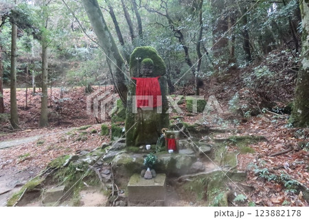 若草山の首切り地蔵 123882178