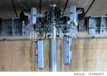 高架下に設置された交通信号機 123882627