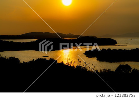 入り江の夕景 123882758