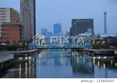 小名木川と新高橋（東京都江東区） 123882925