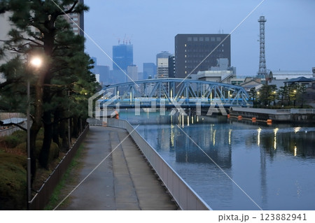 小名木川と新高橋(東京都江東区) 小名木川と新高橋(東京都江東区) 123882941