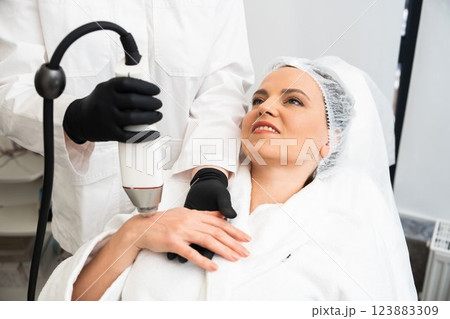 RF lifting in a beauty salon. 123883309