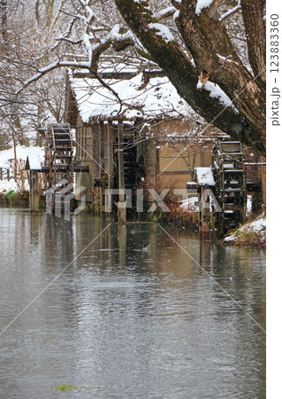 安曇野 雪景色の水車小屋 安曇野 雪景色の水車小屋 123883360