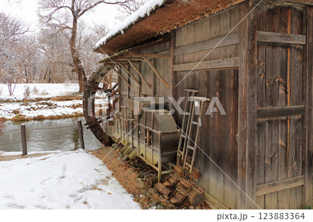安曇野 雪景色の水車小屋 安曇野 雪景色の水車小屋 123883364