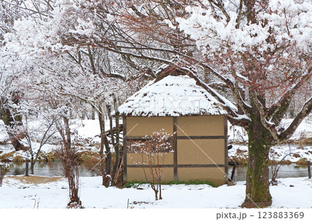安曇野　雪景色の水車小屋 123883369