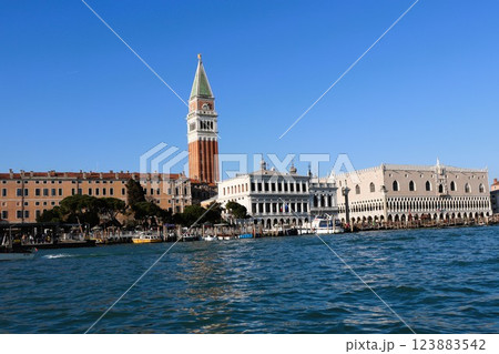 世界遺産　ベネチアの町並み 鐘楼　イタリア 123883542