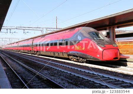 電車特急 イタロ ベネチア サンタルチア駅 イタリア 電車特急 イタロ ベネチア サンタルチア駅 イタリア 123883544