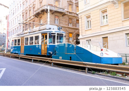 トリエステの路面電車の後押しケーブルカー　トラム　イタリア　ヨーロッパ 123883545