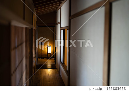 行灯が照らす和の廊下と静寂が漂う伝統的日本建築 行灯が照らす和の廊下と静寂が漂う伝統的日本建築 123883658