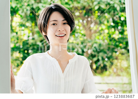 洗濯物を干す女性 洗濯物を干す女性 123883687
