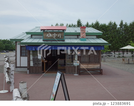 菓子店雪月の風景_おとふけ 123883691