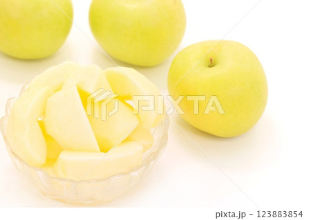 トキ　黄色いリンゴ　カット　デザート　明るい背景　青森県産 123883854