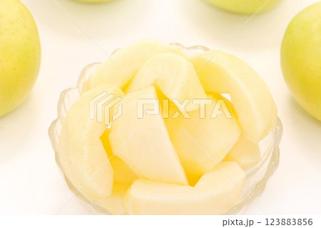 トキ　黄色いリンゴ　カット　デザート　明るい背景　青森県産 123883856