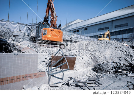 ビル解体工事現場 瓦礫の上で働く重機 a-6 クールライトカラー ビル解体工事現場 瓦礫の上で働く重機 a-6 クールライトカラー 123884049