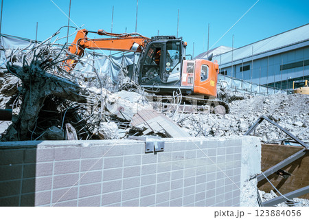 ビル解体工事現場 瓦礫の上で働く重機 b-5 ライトトーン ビル解体工事現場 瓦礫の上で働く重機 b-5 ライトトーン 123884056