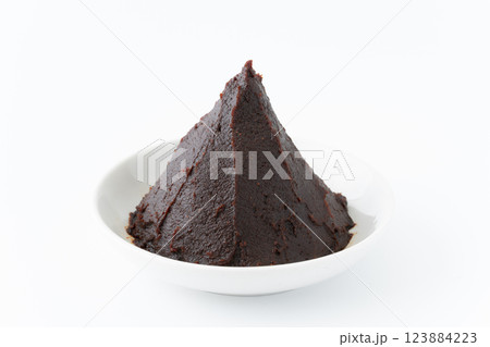 お皿に盛りつけた赤だし味噌 123884223