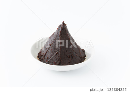 お皿に盛りつけた赤だし味噌 お皿に盛りつけた赤だし味噌 123884225