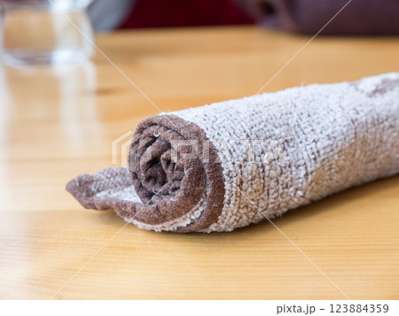 おしぼりタオル　飲食店 123884359