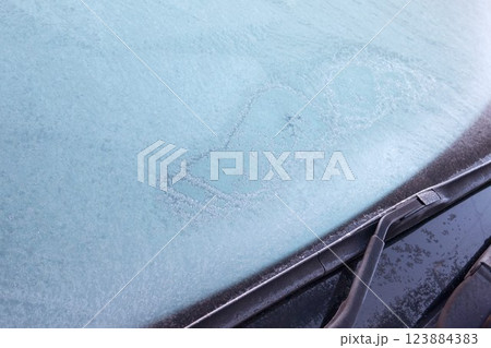 車窓 霜 フロントガラス 車窓 霜 フロントガラス 123884383
