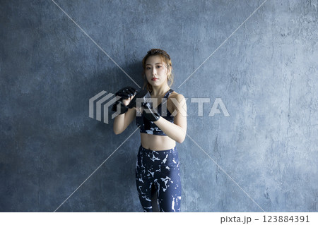 ボクシングをする女性 123884391