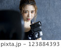 ボクシングをする女性 123884393