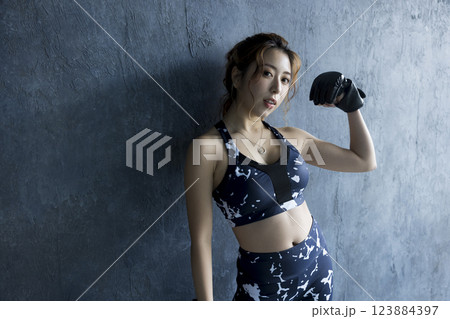 ボクシングをする女性 123884397