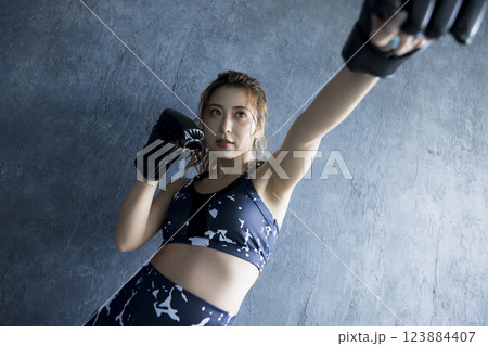 ボクシングをする女性 123884407