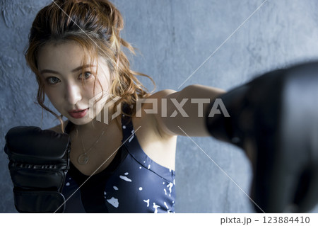 ボクシングをする女性 123884410
