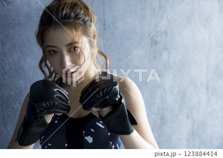 ボクシングをする女性 ボクシングをする女性 123884414