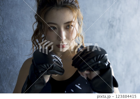 ボクシングをする女性 123884415