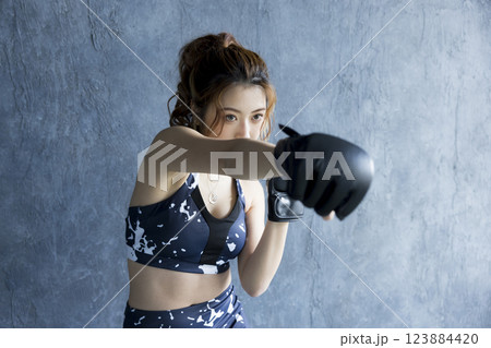 ボクシングをする女性 123884420