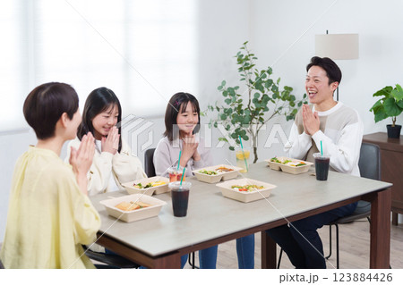 家でデリバリーの弁当を食べる家族 家でデリバリーの弁当を食べる家族 123884426