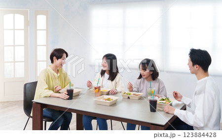 家でデリバリーの弁当を食べる家族 家でデリバリーの弁当を食べる家族 123884428