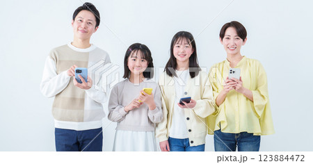 スマートフォンを使う親子　家族　ファミリー 123884472