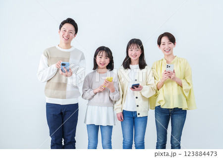 スマートフォンを使う親子　家族　ファミリー 123884473