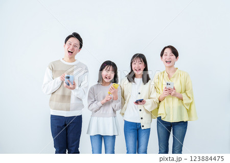 スマートフォンを使う親子　家族　ファミリー 123884475