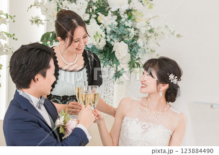 結婚式の披露宴で話す新郎新婦と家族・友人・親族の女性 123884490