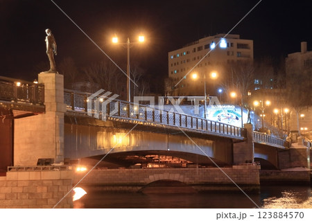 夜の幣舞橋と幣舞公園の花時計(北海道釧路市) 夜の幣舞橋と幣舞公園の花時計(北海道釧路市) 123884570