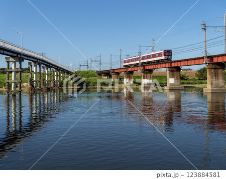 大和川を渡る近鉄道明寺線の電車 123884581