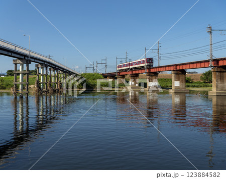 大和川を渡る近鉄道明寺線の電車 123884582